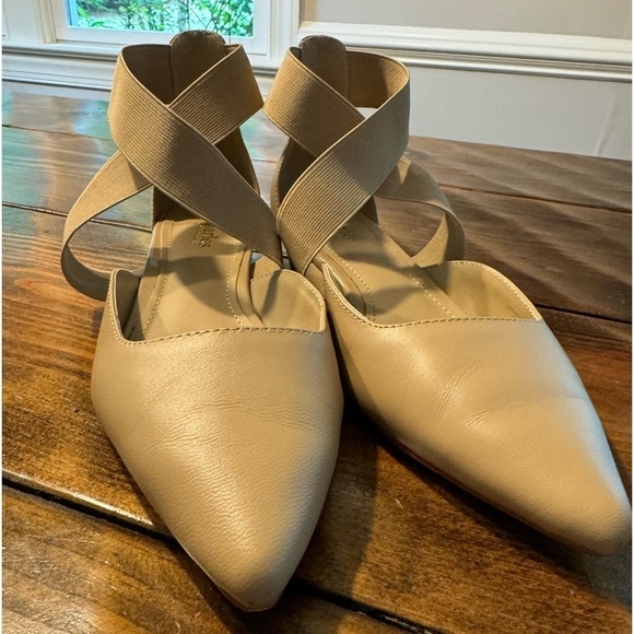 Charles by Charles David Low Wedge Sandal in Nude w/elastic ankle wrap. Size 8 - Picture 8 of 9